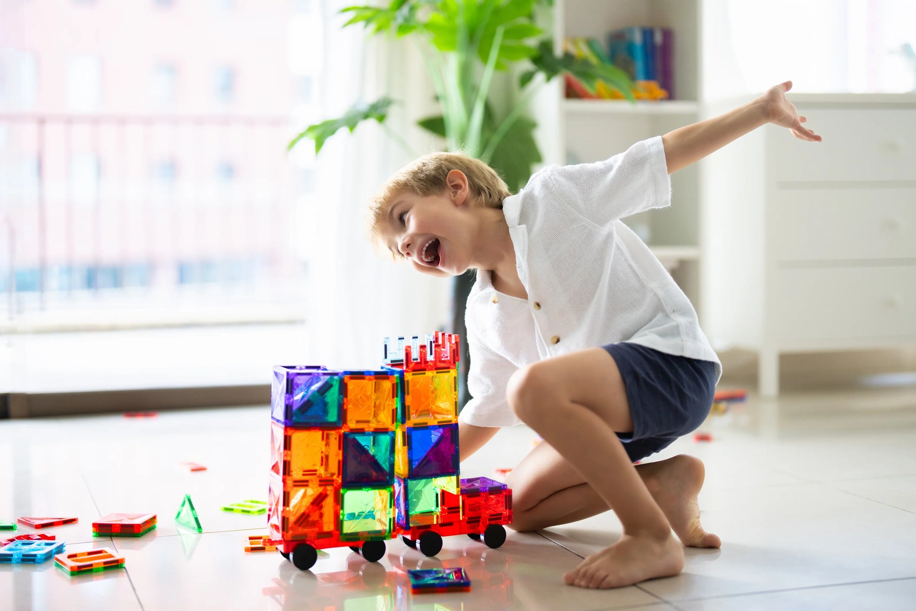 Müder Junge vor einem Tablet, Symbol für zu viel Bildschirmzeit, die Magneo mit kreativem, montessori-inspiriertem STEM-Spielzeug reduzieren hilft.